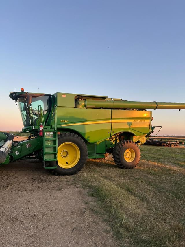 Image of John Deere S690 equipment image 1