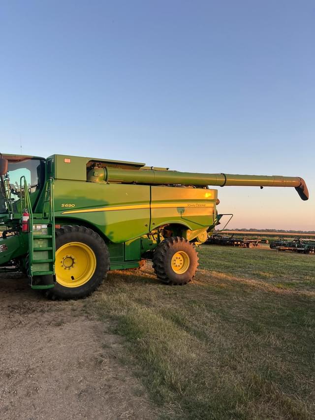 Image of John Deere S690 equipment image 2