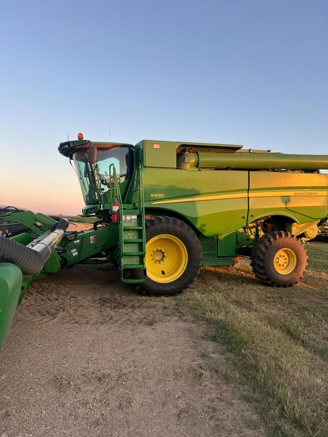 Image of John Deere S690 equipment image 4