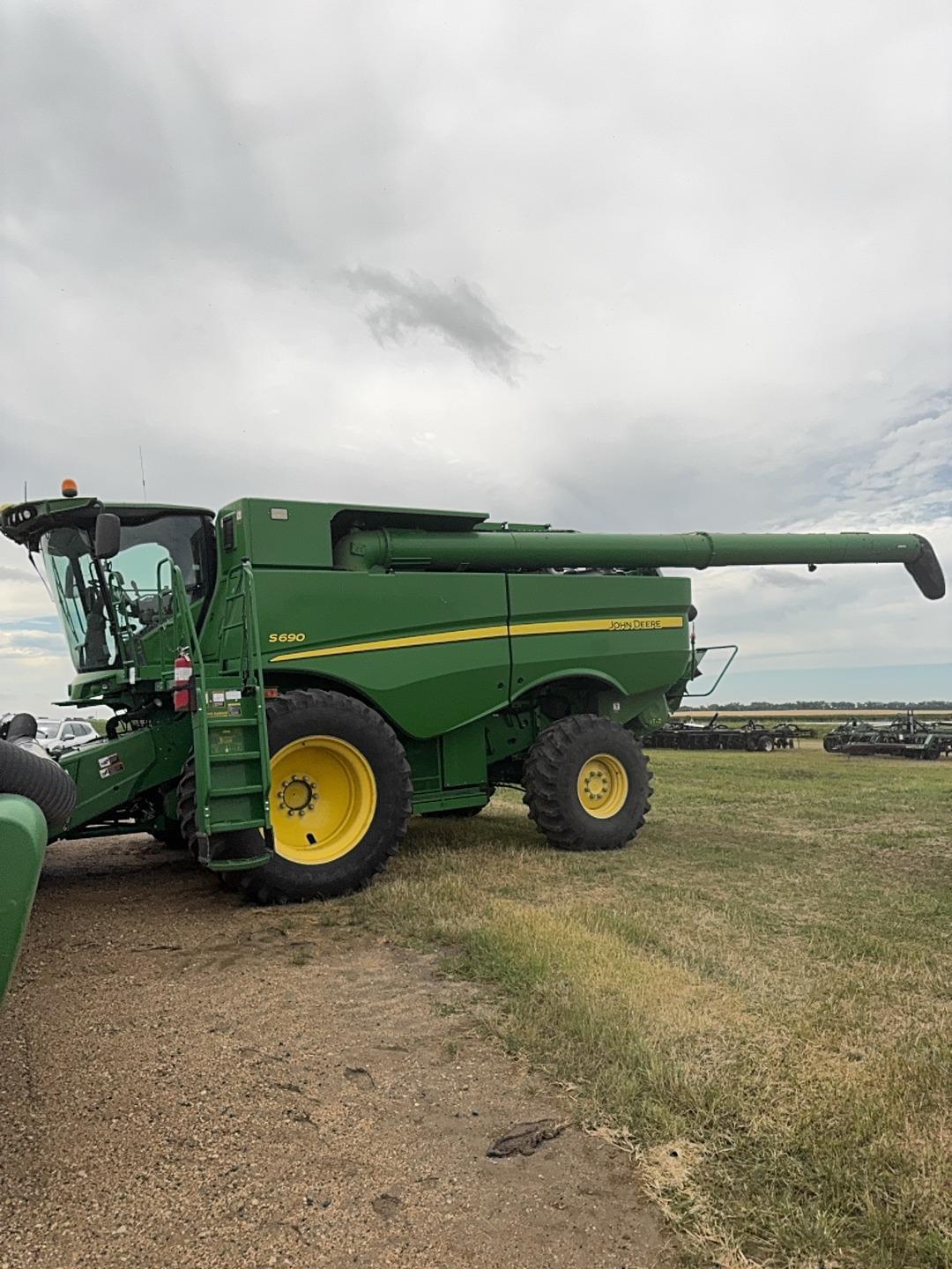 Image of John Deere S690 Primary image