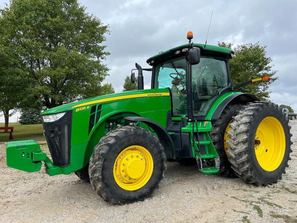 Main image John Deere 8235R