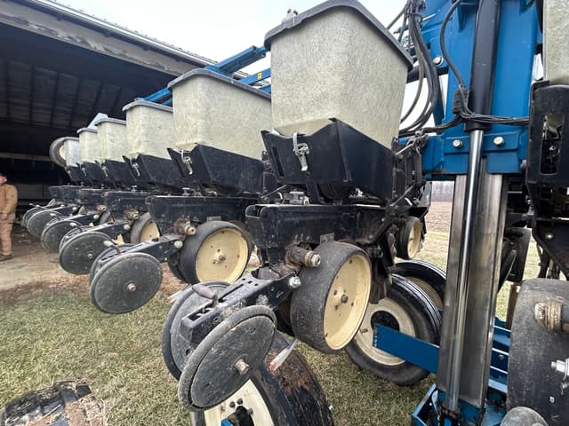 Image of Kinze 2600 equipment image 2