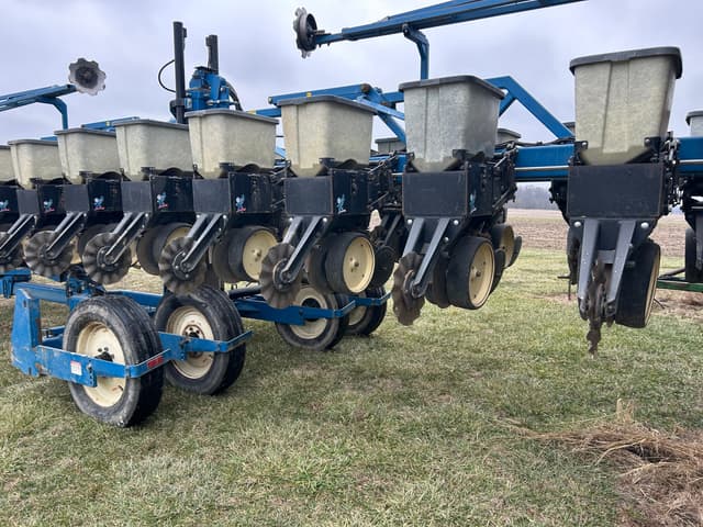 Image of Kinze 2600 equipment image 4