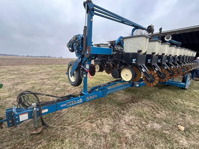 Image of Kinze 2600 equipment image 3
