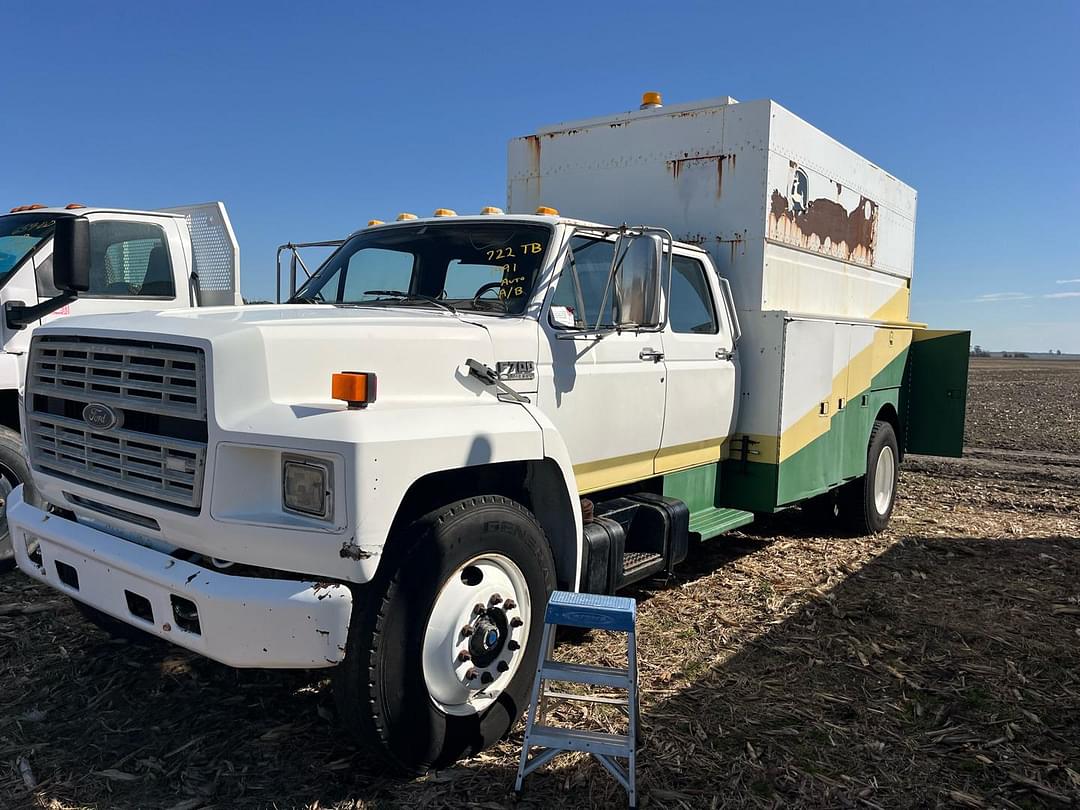 Image of Ford F-700 Primary image