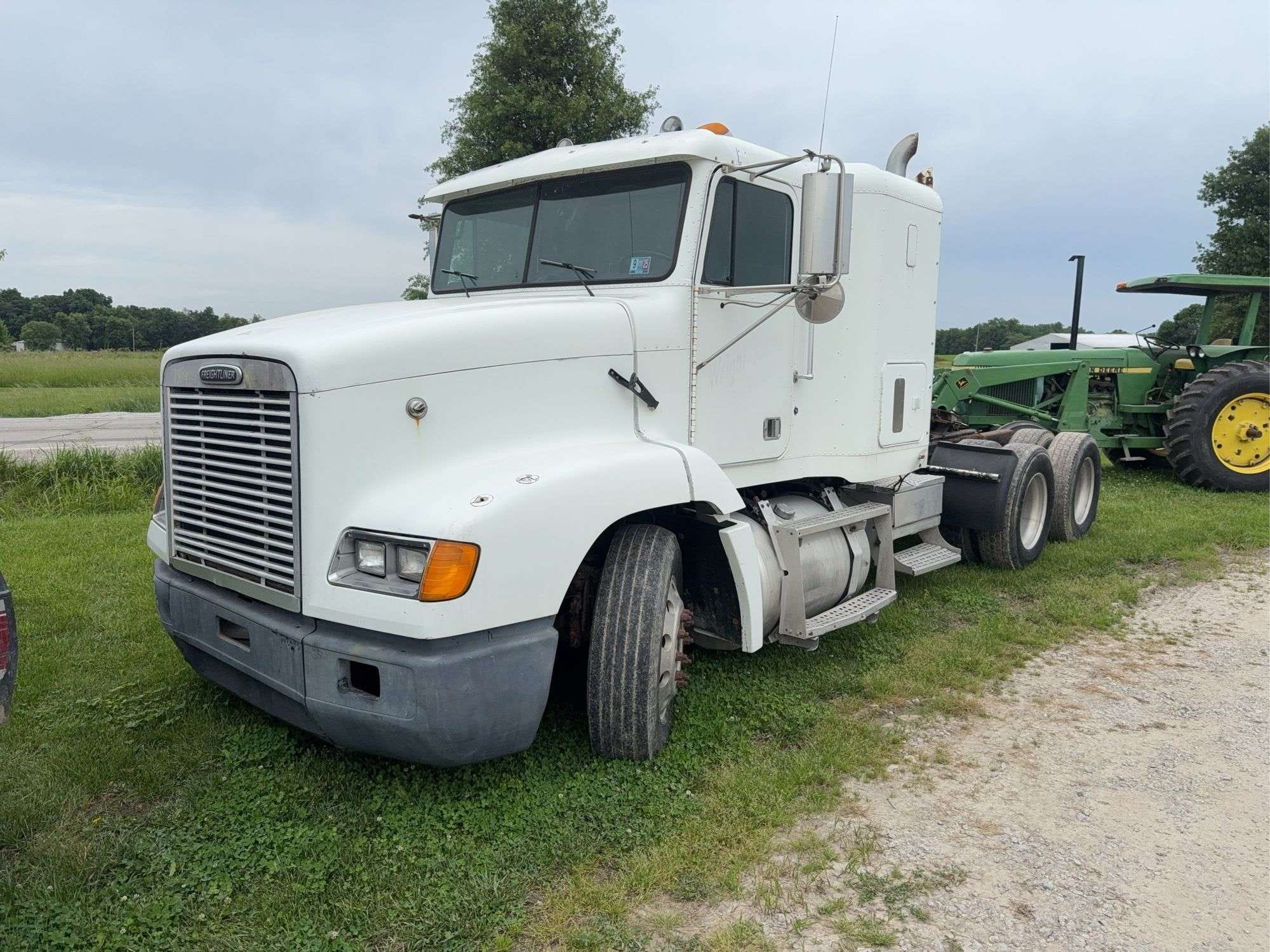 2001 Freightliner FLD Equipment Image0