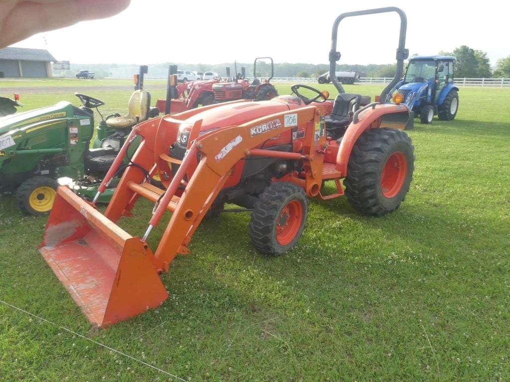 Kubota L3301 Equipment Image0