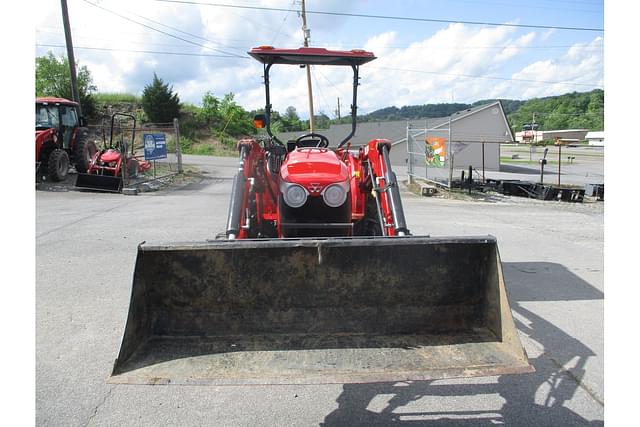 Image of Massey Ferguson 2760E equipment image 2