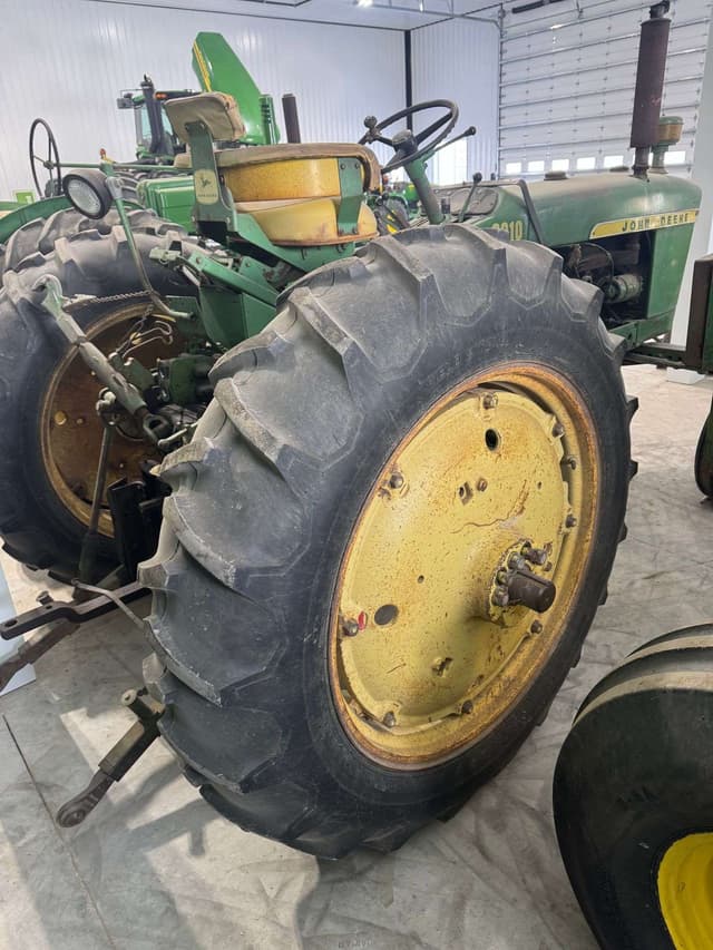 Image of John Deere 2010 equipment image 3