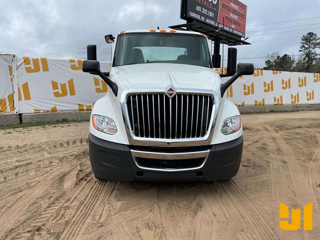 Image of International LT625 equipment image 1