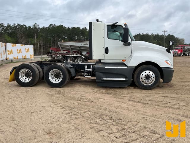 Image of International LT625 equipment image 3