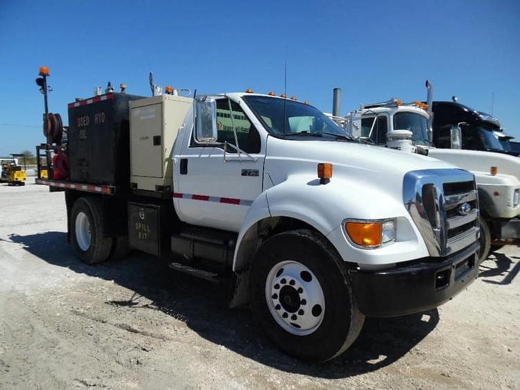 2006 Ford F-750 Equipment Image0