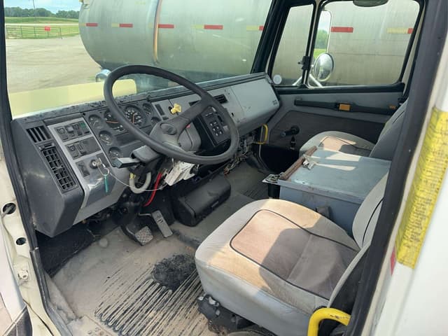 Image of Freightliner FL70 equipment image 4