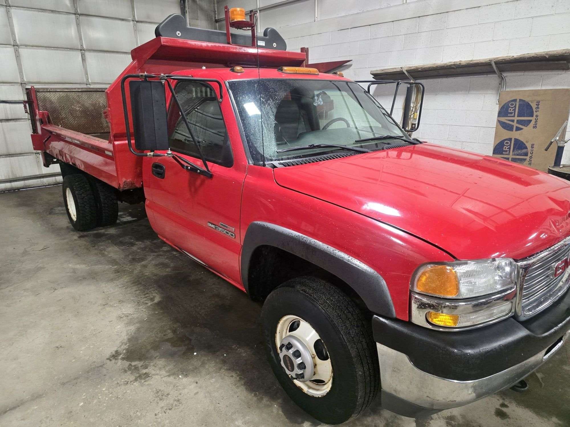 2002 GMC 3500 Equipment Image0