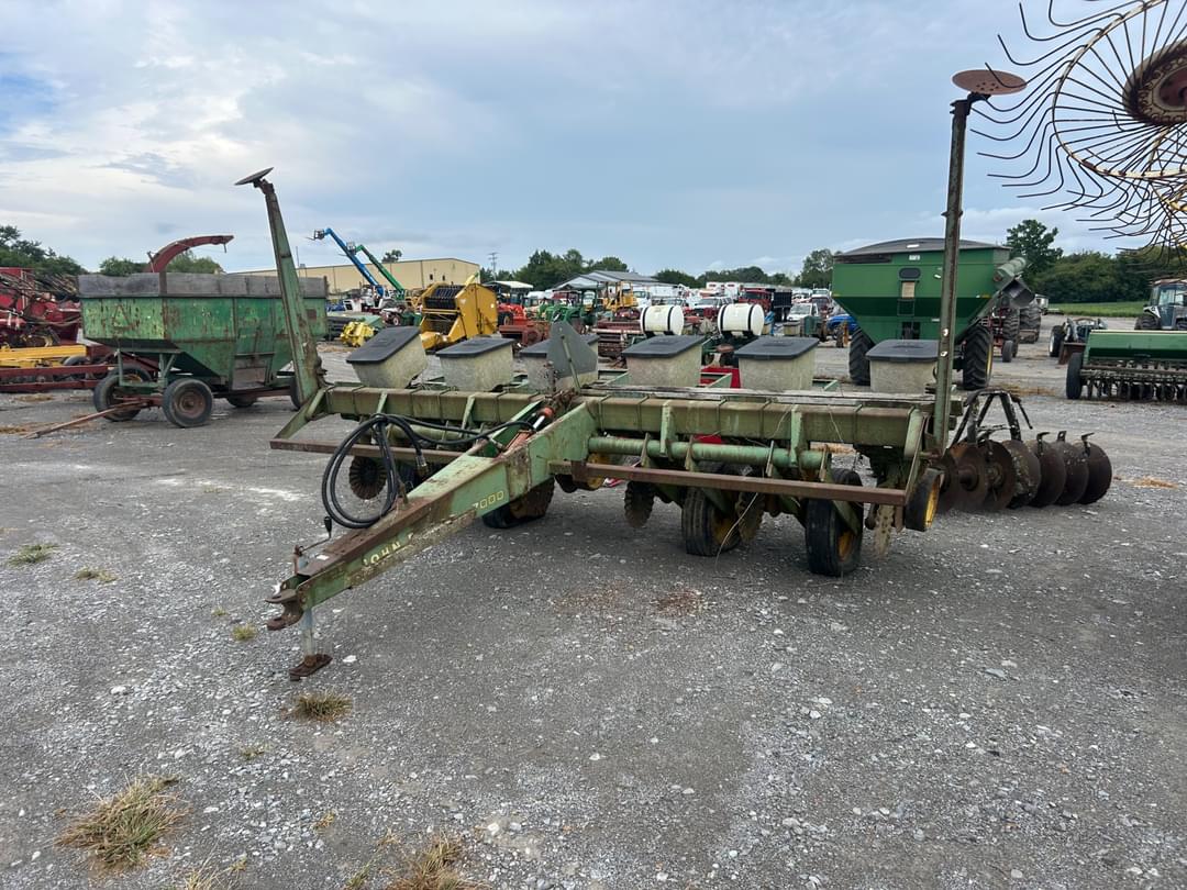 Image of John Deere 7000 Image 1
