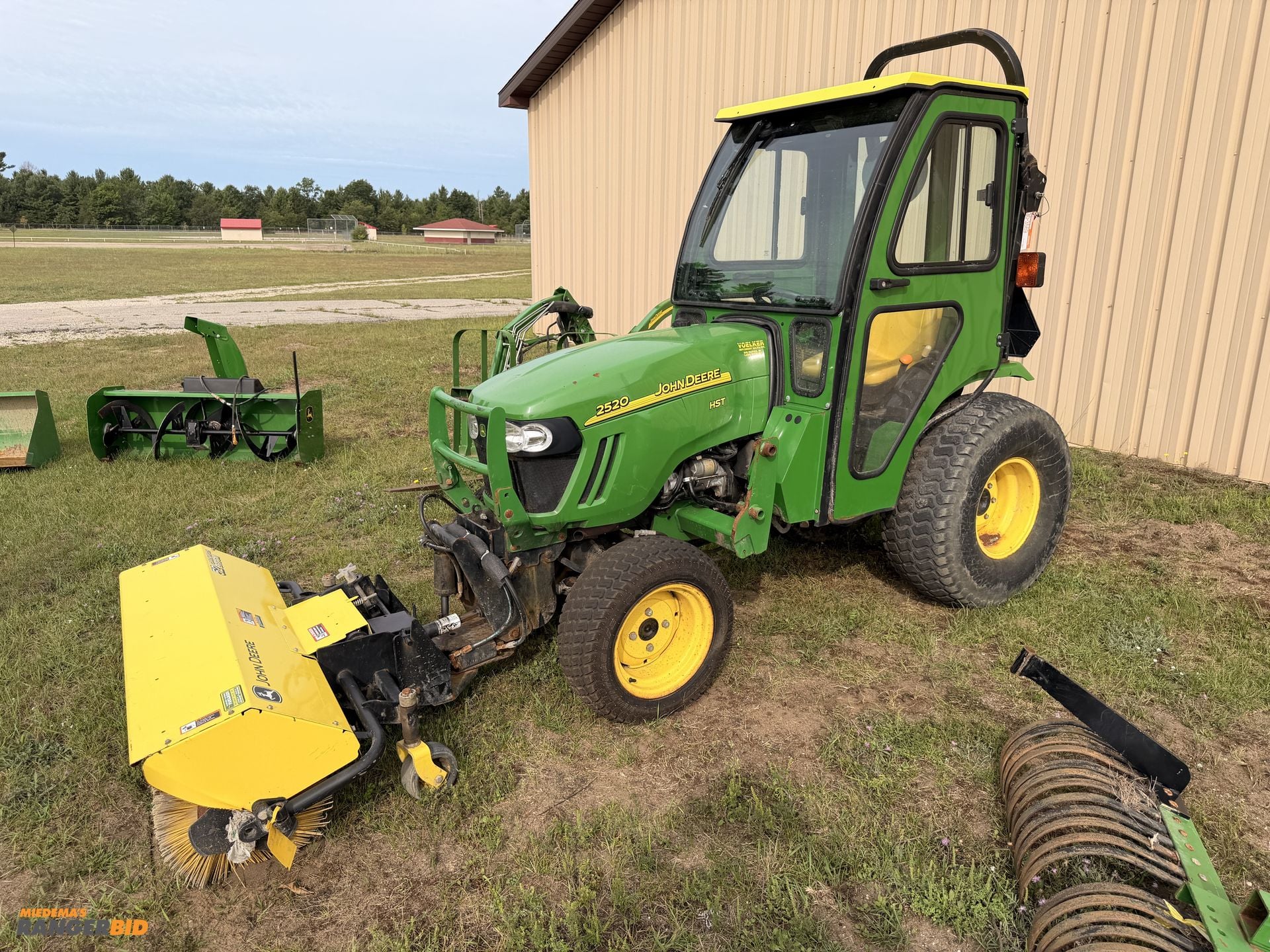 John Deere 2520 Equipment Image0