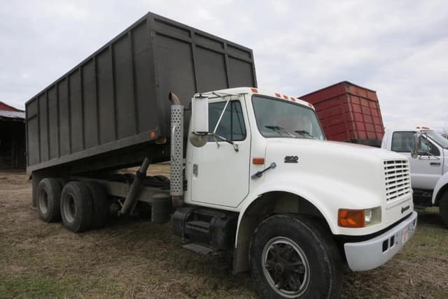 Image of International 4900 equipment image 4