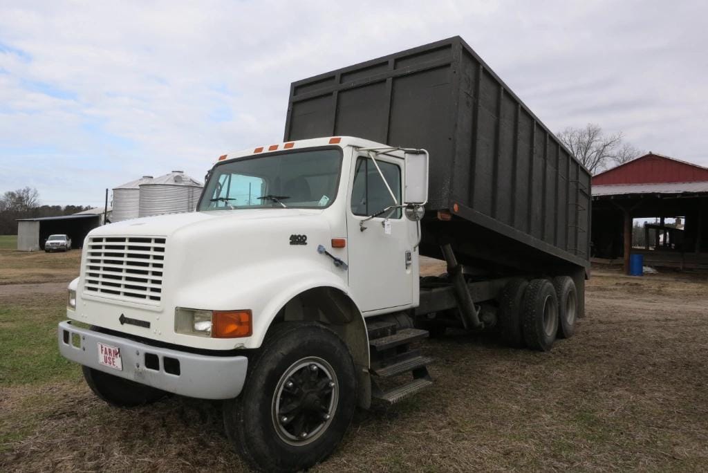 1997 International 4900 Equipment Image0