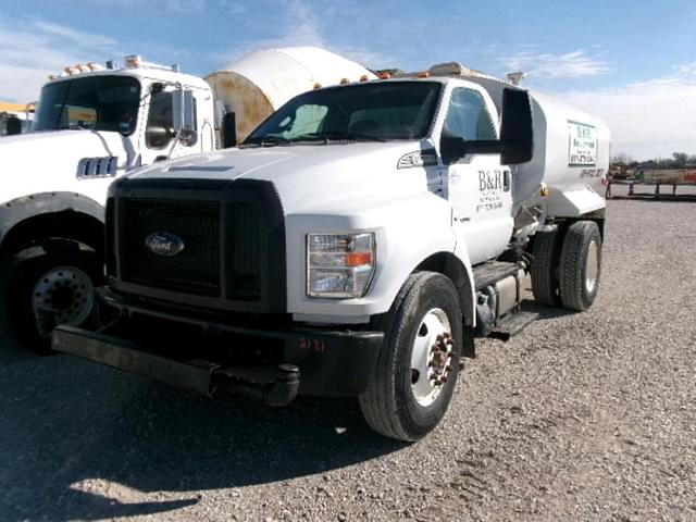 Image of Ford F-750 equipment image 2