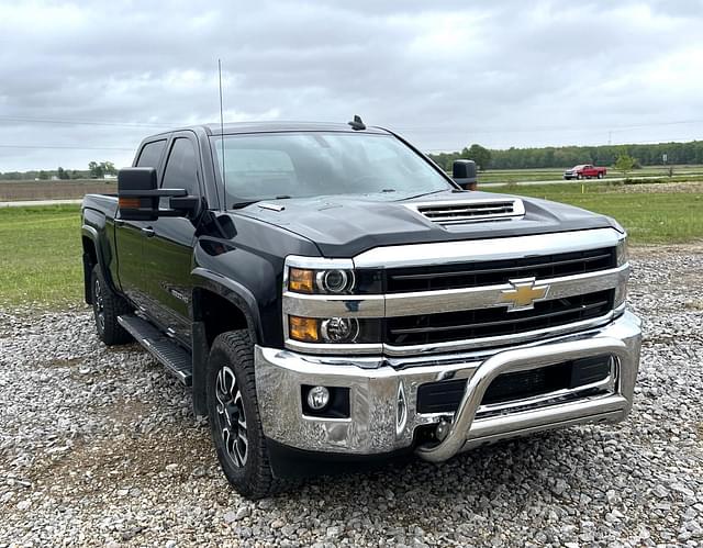 Image of Chevrolet 2500HD equipment image 2