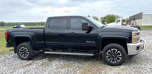 Image of Chevrolet 2500HD equipment image 3
