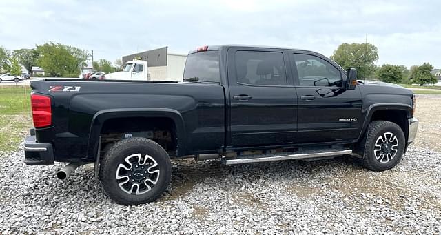 Image of Chevrolet 2500HD equipment image 4