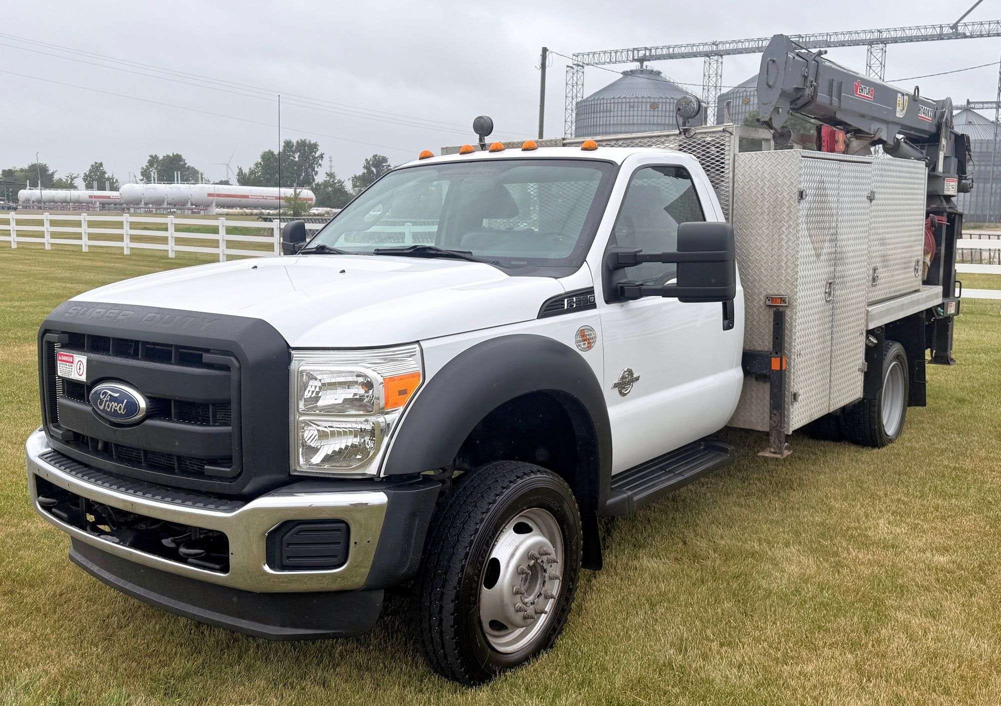 2011 Ford F-550 Equipment Image0