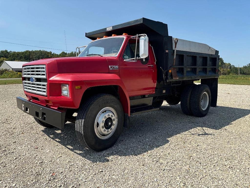 Image of Ford F-700 Primary image