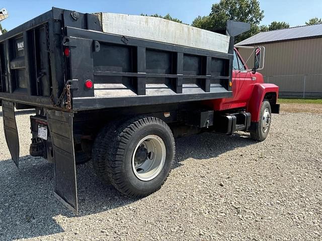 Image of Ford F-700 equipment image 3