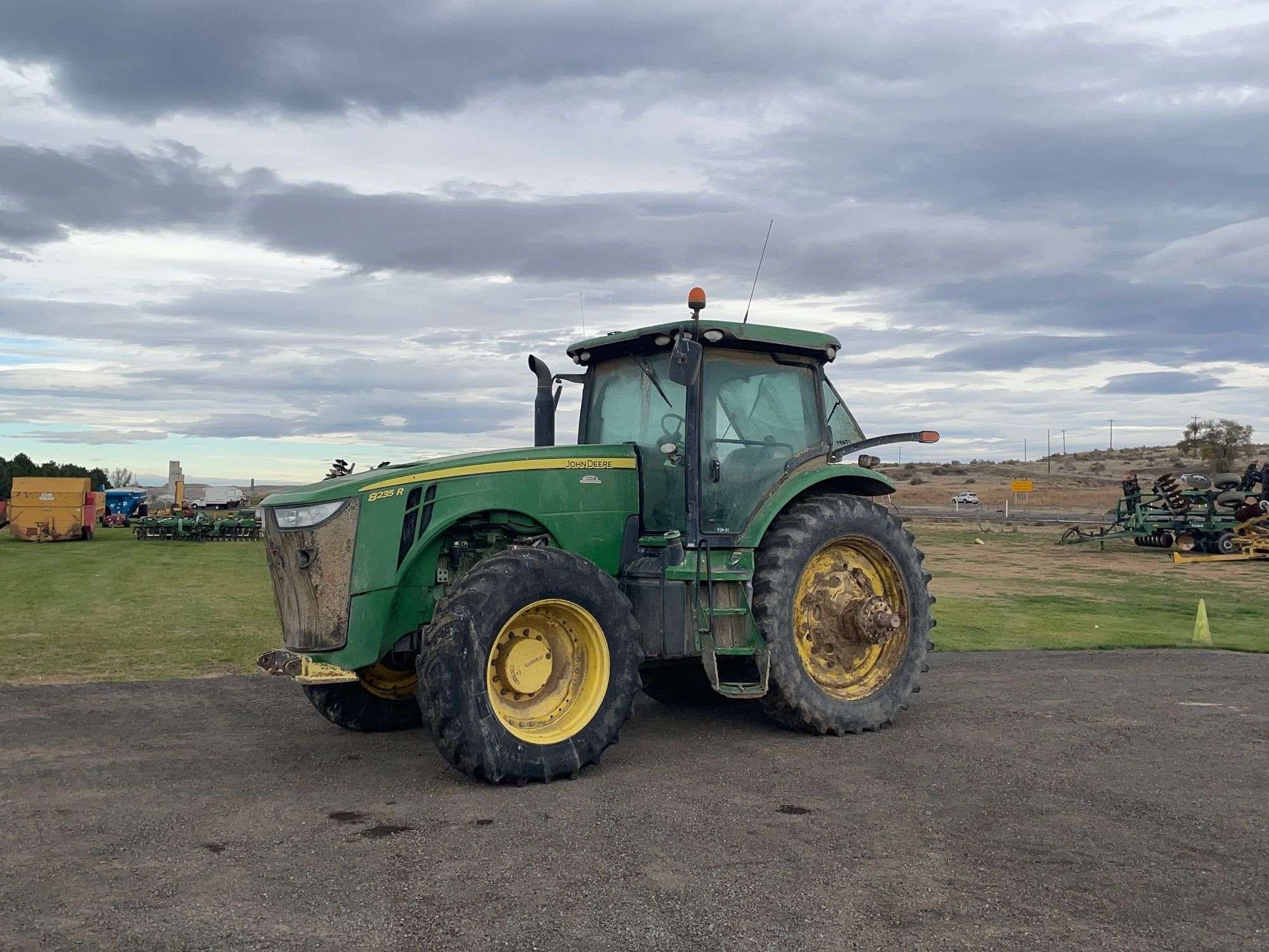 Main image John Deere 8235R