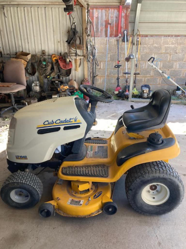 Main image Cub Cadet LT1042
