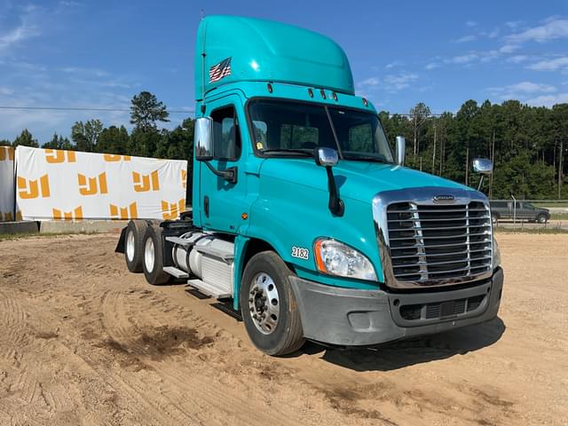 Image of Freightliner Cascadia equipment image 2
