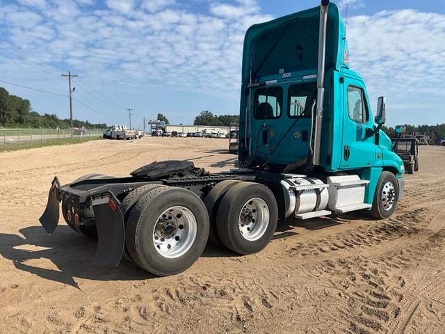 Image of Freightliner Cascadia equipment image 4