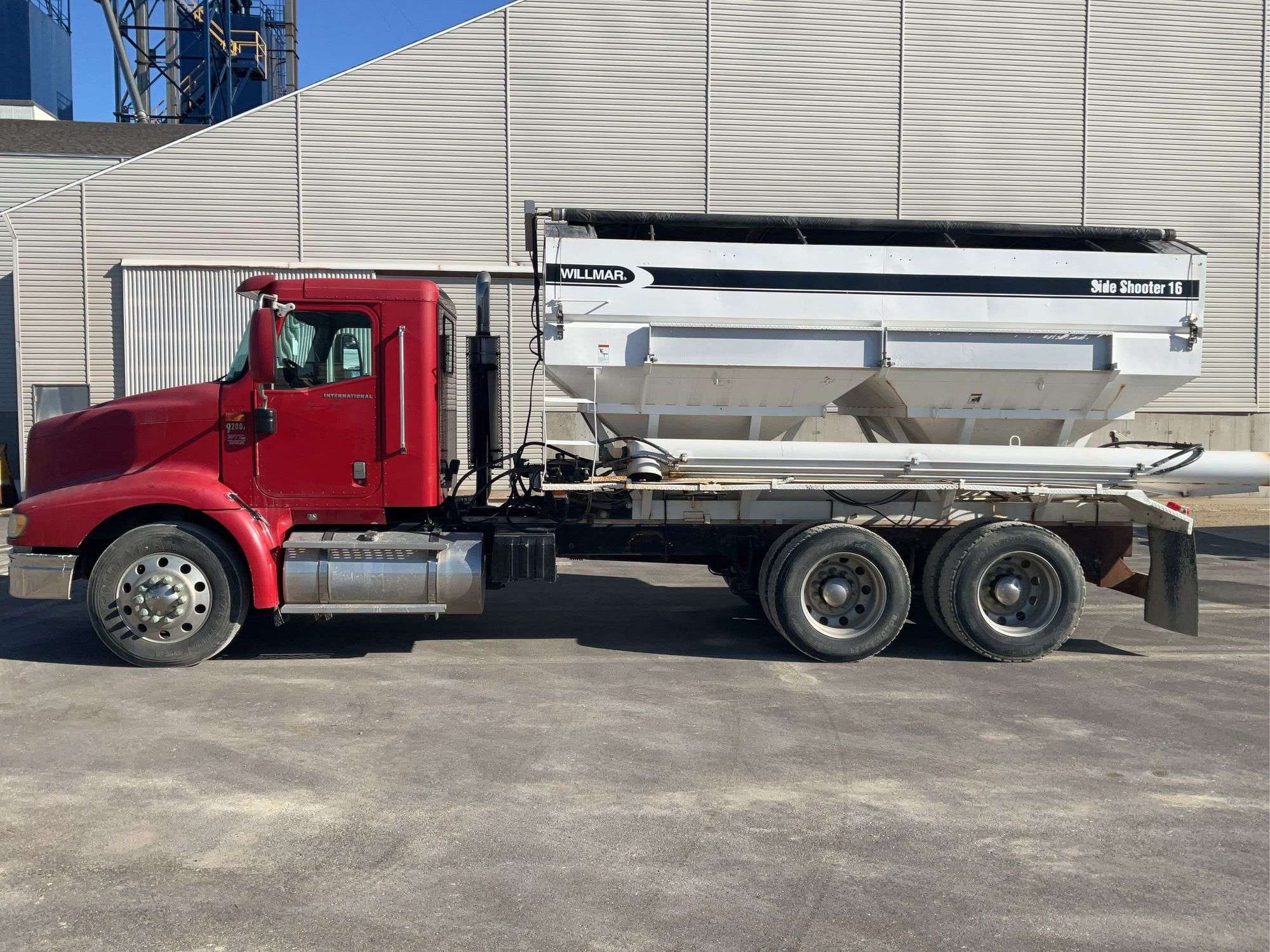 2004 International 9200i Equipment Image0