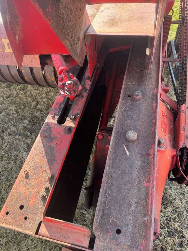 Image of New Holland 268 equipment image 4