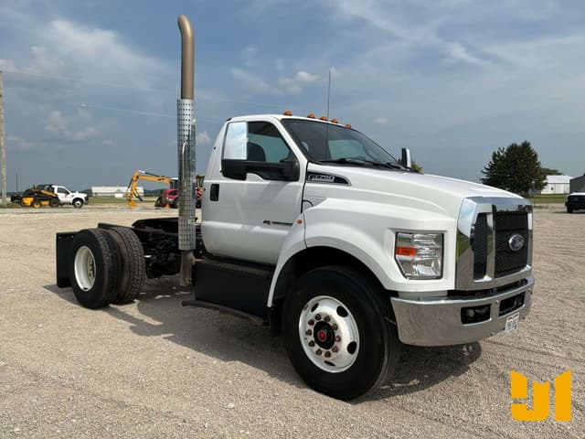 Image of Ford F-750 equipment image 2