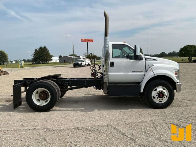 Image of Ford F-750 equipment image 3