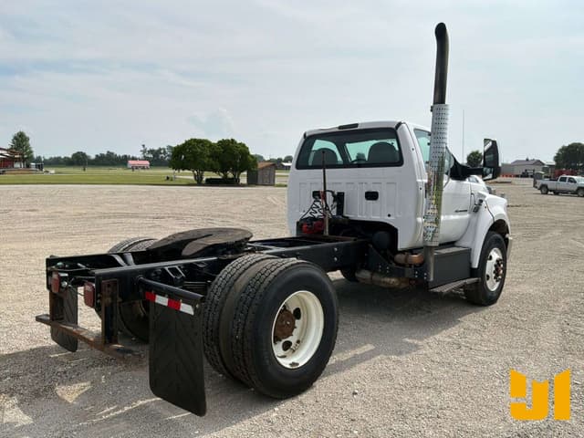 Image of Ford F-750 equipment image 4