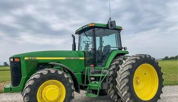 Main image John Deere 8200