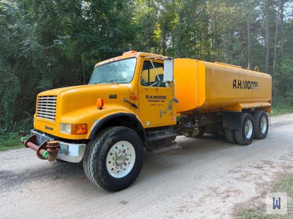 1993 International 4900 Equipment Image0