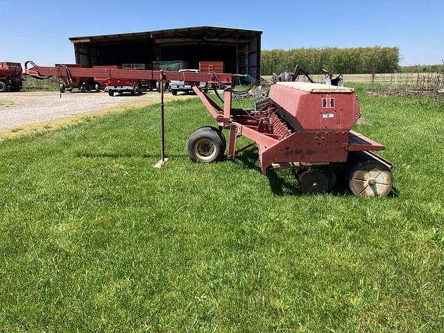 Image of International Harvester 620 equipment image 2