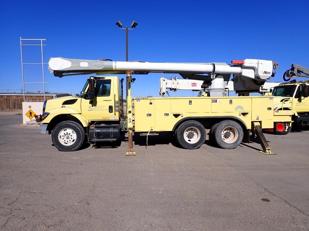 Main image International 7400