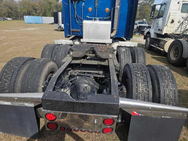 Image of Peterbilt 587 equipment image 4