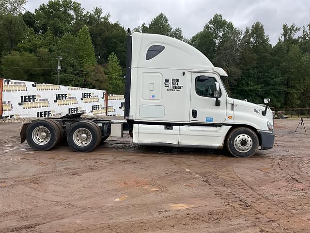 Image of Freightliner Cascadia equipment image 3