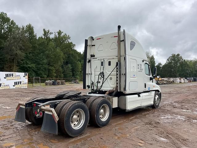 Image of Freightliner Cascadia equipment image 4