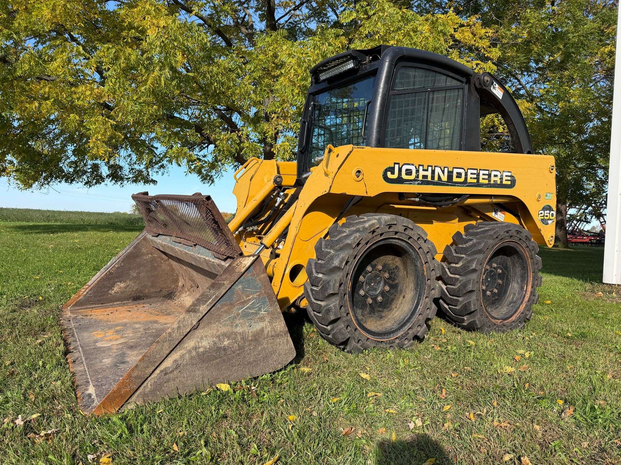 John Deere 250 Equipment Image0