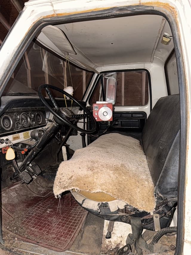 Image of Ford F-600 equipment image 2