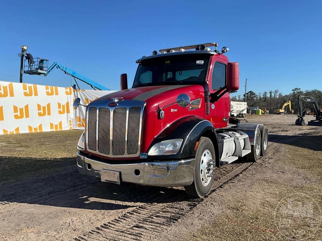 2014 Peterbilt 579 Equipment Image0