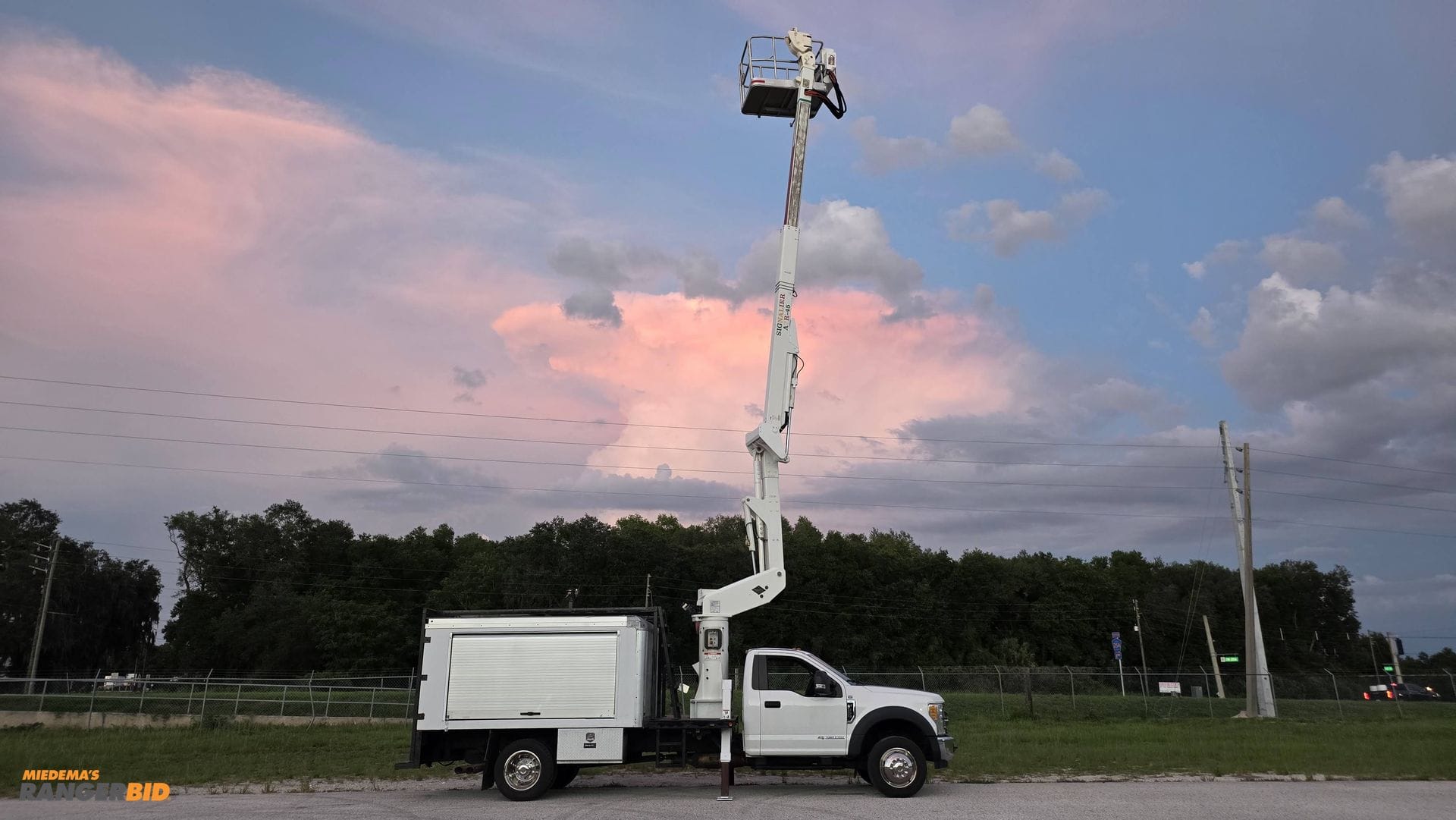 2017 Ford F-550 Equipment Image0