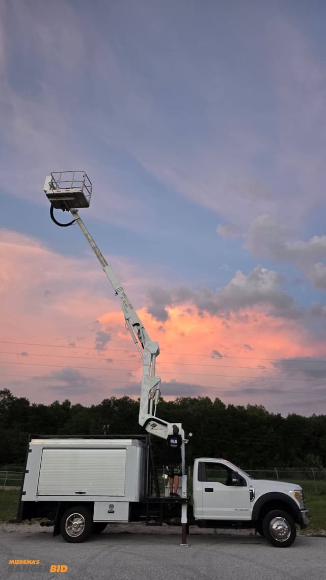 Image of Ford F-550 equipment image 1